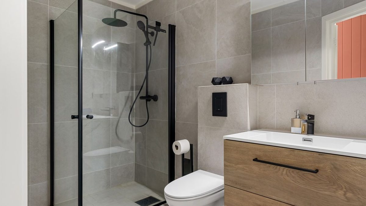 Douche à l'italienne avec robinetterie noire