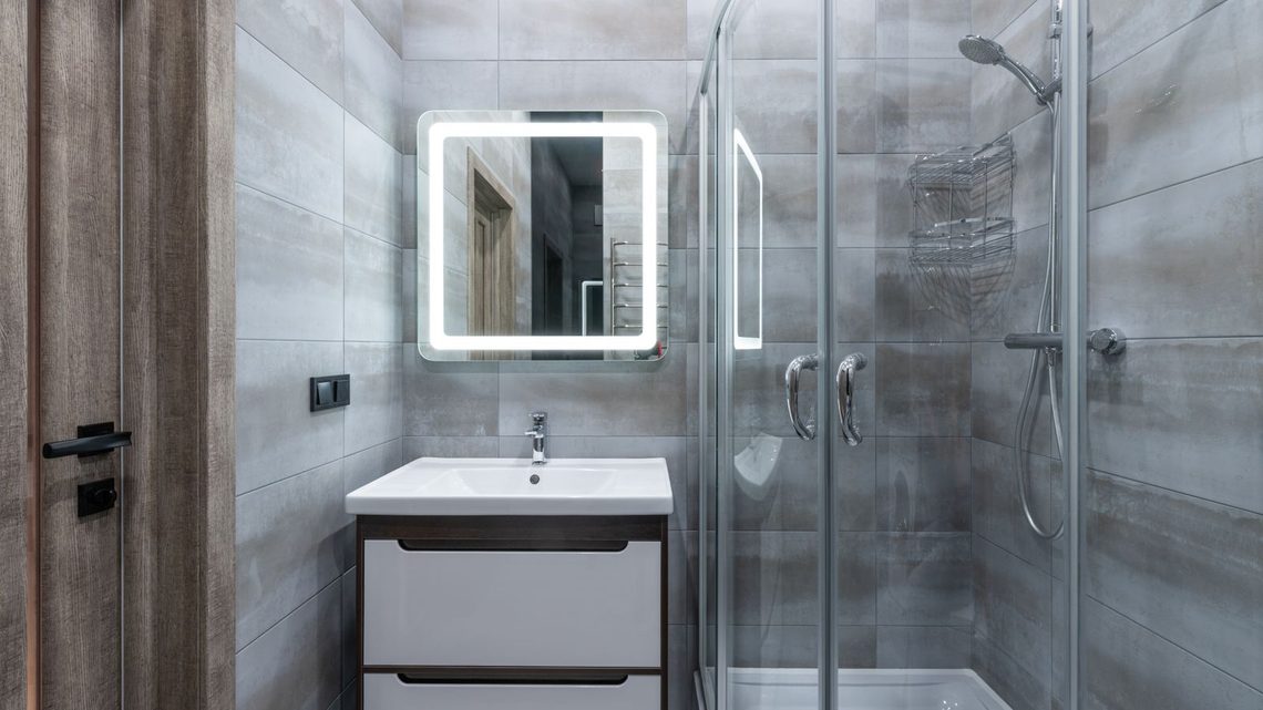 Petite salle de bains optimisée avec douche à l'italienne
