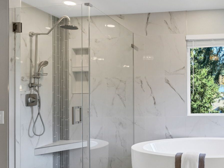 Douche à carreler au sol en mosaïque, alternative au receveur extra-plat