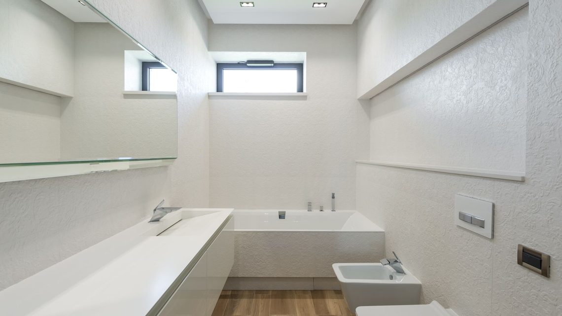 Salle de bains avec baignoire avant remplacement par une douche