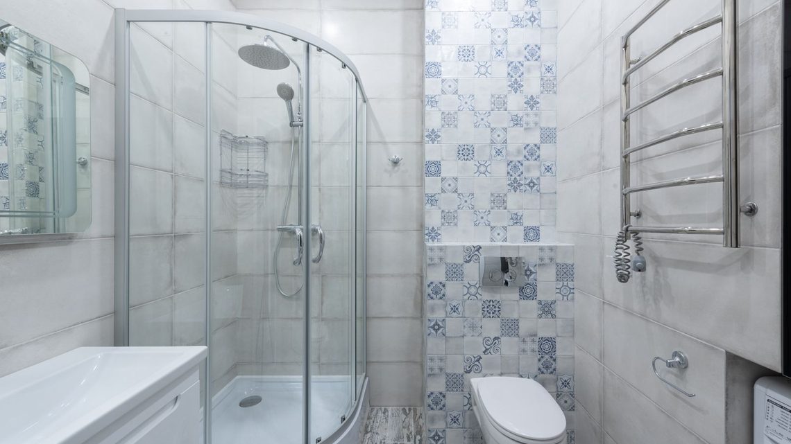 Salle de bains blanche rehaussée de carreaux à motifs bleus
